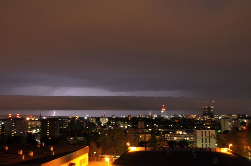 Burza w Szczecinie i regionie: jedna przeszła bokiem, nadciągnęła druga. Powalone drzewa [RAPORT]