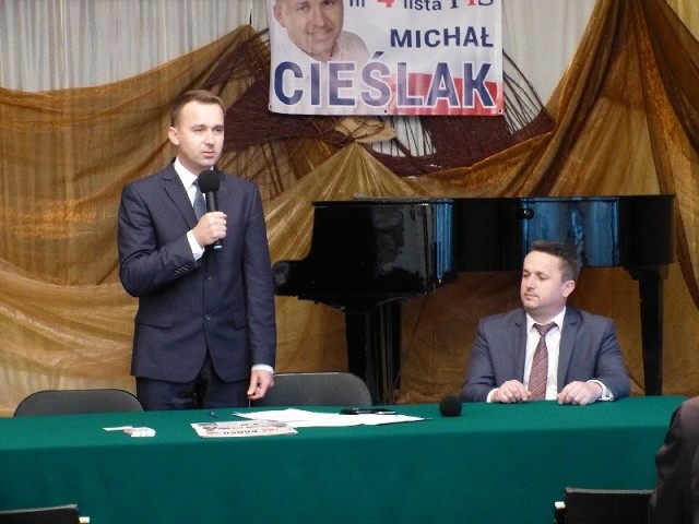 Podczas spotkania w Staszowie burmistrz miasta Leszek Kopeć (z prawej) poparł kandydaturę Michała Cieślaka do Sejmu.