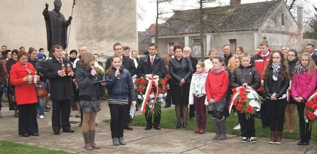 Nowy Korczyn oddał hołd ofiarom Katynia i Smoleńska. Główna część uroczystości odbyła się na placu przy kościele Świętej Trójcy.