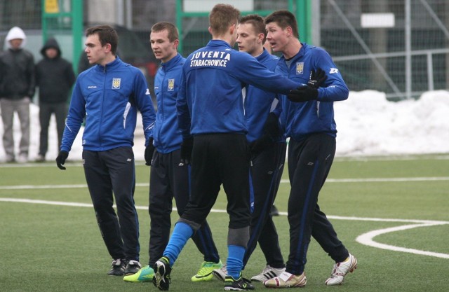 Piłkarze Juventy Starachowice w niedzielę powinni zainaugurować rundę wiosenną w trzeciej lidze. Pierwszy z prawej Mateusz Jagiełło.