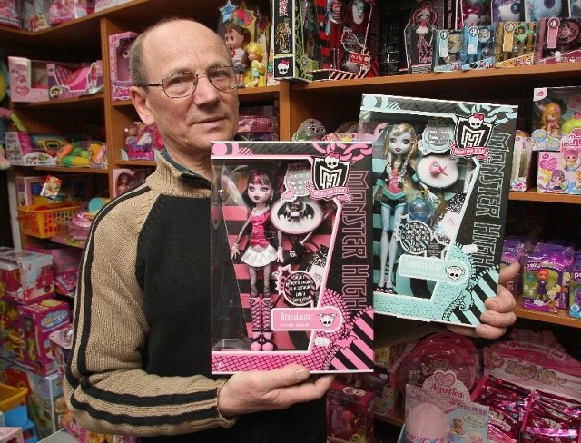 - Bardzo wiele osób w ostatniej chwili kupuje prezenty, więc ruch jest bardzo duży - mówi Stefan Kolus, właściciel Centrum Zabawek w Kielcach, pokazując największy prezentowy hit tego roku - laleczki Monster High.