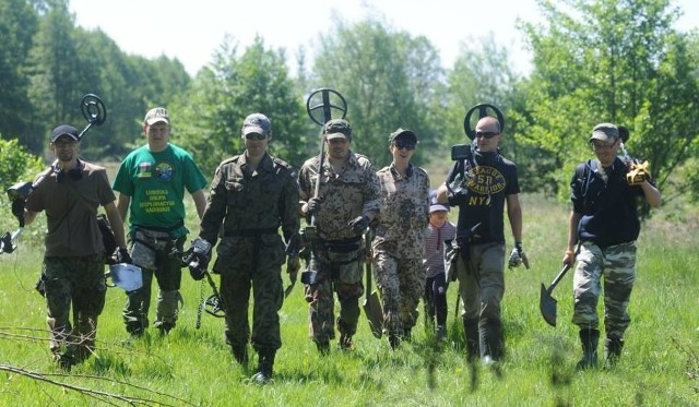 Niedawno teren bitwy przeszukali archeolodzy, przy wsparciu detektorystów z wykrywaczami metalu...