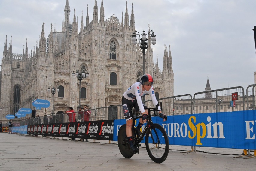 Emocje na Giro d’Italia do ostatniej sekundy. 24-letni Brytyjczyk Tao Geoghegan Hart wygrał włoski wielki tour