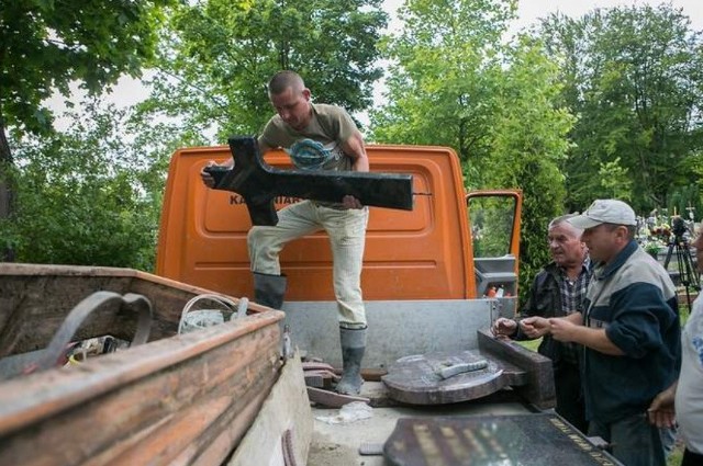 Ilość szkód ani pobudki, którymi kierowali się wandale, nie są jeszcze znane. Informację o dewastacji grobów otrzymaliśmy od internauty GP24.PL. O zdarzeniu przeczytacie tutaj Zobacz także: Zniszczone groby na starym cmentarzu w Słupsku (wideo)