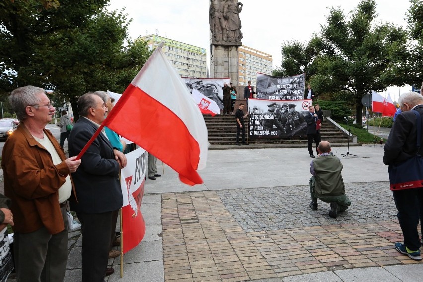 W 76. rocznicę agresji radzieckiej na Polskę. "Zlikwidować posowieckie pomniki!" [wideo]
