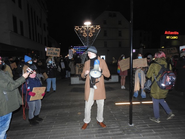 9 grudnia 2020 r. w Opolu odbył się „Spacer dla przyszłości”, organizowany przez Ogólnopolski Strajk Kobiet oraz Młodzieżowy Strajk Klimatyczny. Kacper Lubiewski miał wygłosić przemówienie, wziął więc do ręki megafon i wtedy podeszli policjanci. 