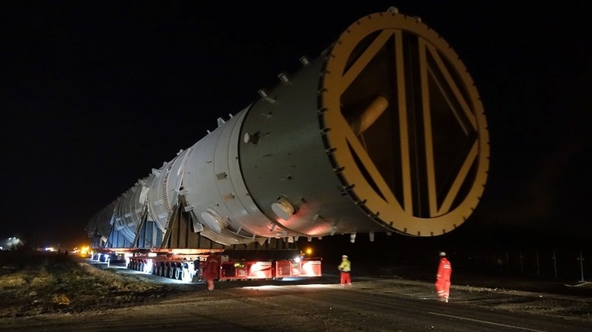 Gigantyczny zbiornik przejechał przez ulice Polic. Zobacz zdjęcia. To kolejny etap ogromnej inwestycji