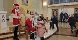 Święty Mikołaj odwiedził dzieci z osiedla Rycerskie w Przemyślu [ZDJĘCIA]