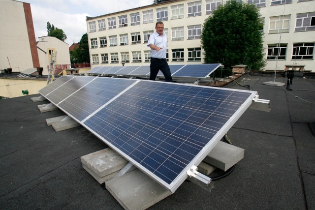 Farma solarna na dachu szkoly w Legnicy produkuje prąd