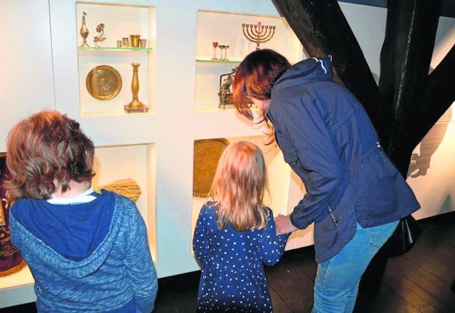 Gablota z judaikami w Muzeum Regionalnym w Stalowej Woli liczy niewiele eksponatów z historii Żydów