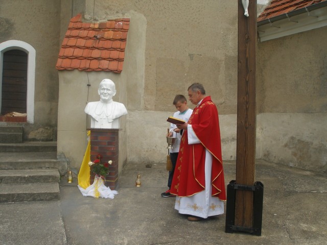 Dzięki zapobiegliwości proboszcza Ryszarda Mulawy i uprzejmości parafian, przed kościołem w Miłakowie pojawiło się popiersie św. Jana Pawła II.