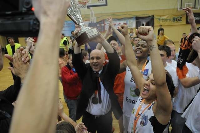 Tak w 2012 roku z brązowego medalu cieszył się Elmedin Omanić i koszykarki Energi. Liczymy, że w niedzielę będzie okazja do powtórki świętowania