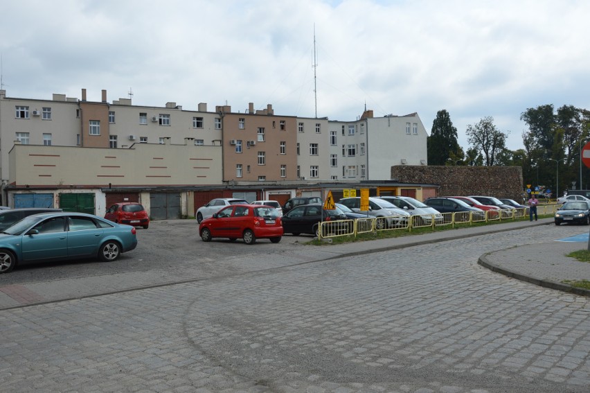 Żary. Robią parking przy Mieszka I. Koniec z dziurami, kałużami błota i uszkodzonymi autami!