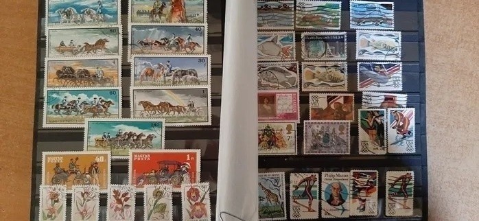 Klaser ze znaczkami z całego świata - ok. 150 zł