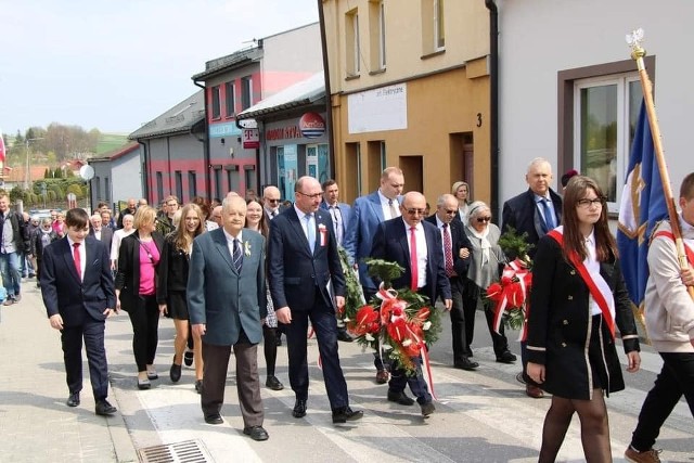 Uroczyste obchody Konstytucji 3 Maja w Wodzisławiu. W wydarzeniu wzięło udział wielu mieszkańców miasta i gminy.