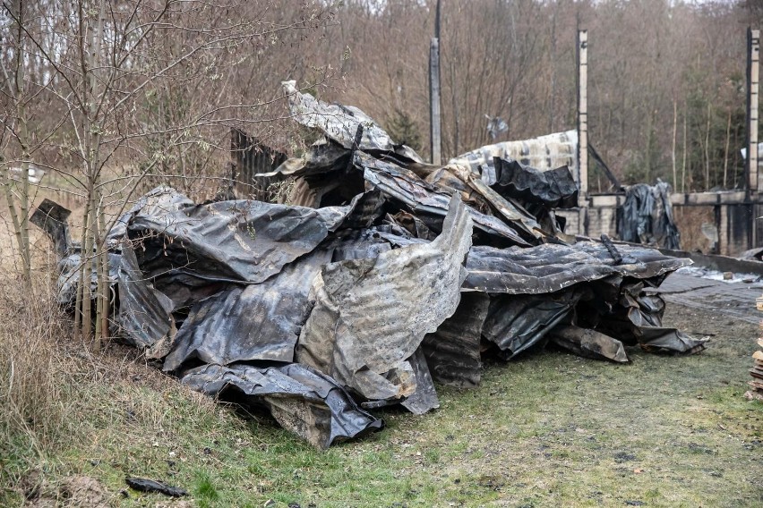 Białystok. Krajobraz po pożarze hali sportowej przy ul. Jagiełły. Tak wygląda pogorzelisko