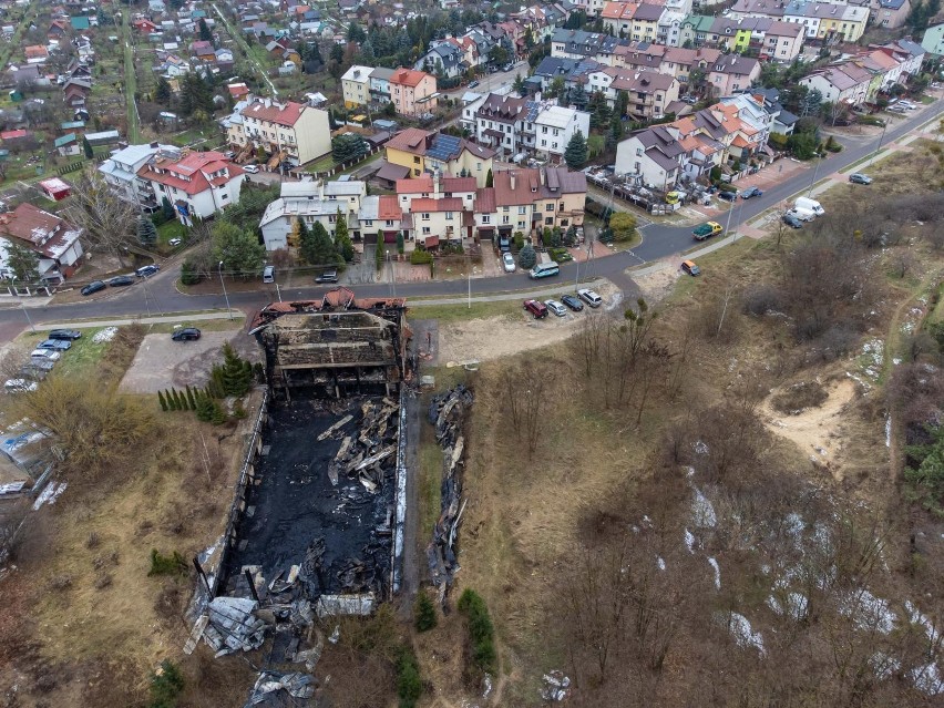 Białystok. Krajobraz po pożarze hali sportowej przy ul. Jagiełły. Tak wygląda pogorzelisko