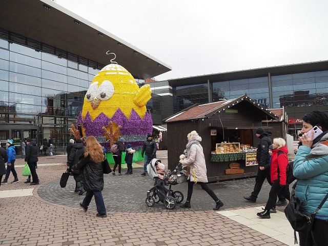 Z okazji Wielkanocy Manufaktura co roku organizuje jarmark i świąteczne dekoracje. W 2022 roku atrakcją było wesołe jajo.