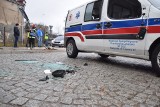 Wypadek na Młynowej. Rosjanin uderzył w karetkę, która dachowała. Zniszczony parkometr i dwa znaki [ZDJĘCIA]