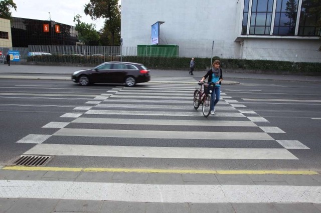 Wspólny przejazd rowerowy i przejście dla pieszych? Na razie takie oznakowanie poziome (tzw. szachownica) jest nielegalne