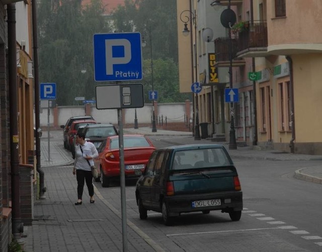 Mieszkańcy Starego Miasta za parkowanie w strefie muszą zapłacić rocznie 100 zł. Mają jednak prawo jedynie do zatrzymania się na ulicy przy swoim domu. Ale można to zmienić.