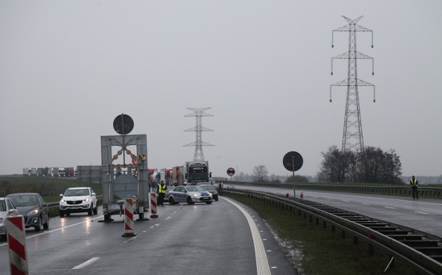 Przekładanie linii wysokiego napięcia nad autostradą A4