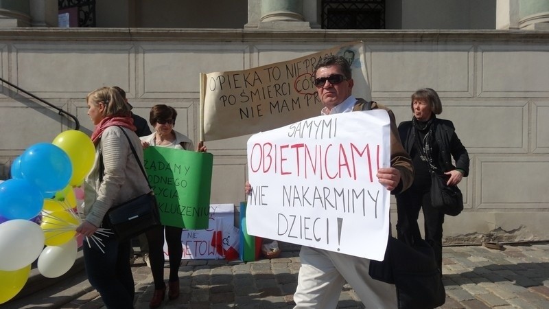 Demonstracja rodziców niepełnosprawnych dzieci na Starym...