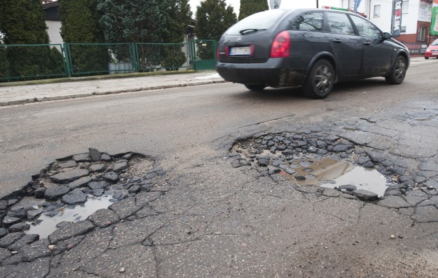 Dziura w drodze, uszkodzone auto - i co dalej? PodpowiadamyZDM w Koszalinie jest ubezpieczony w TUiR Warta i tam potem kieruje wszystkie wnioski.