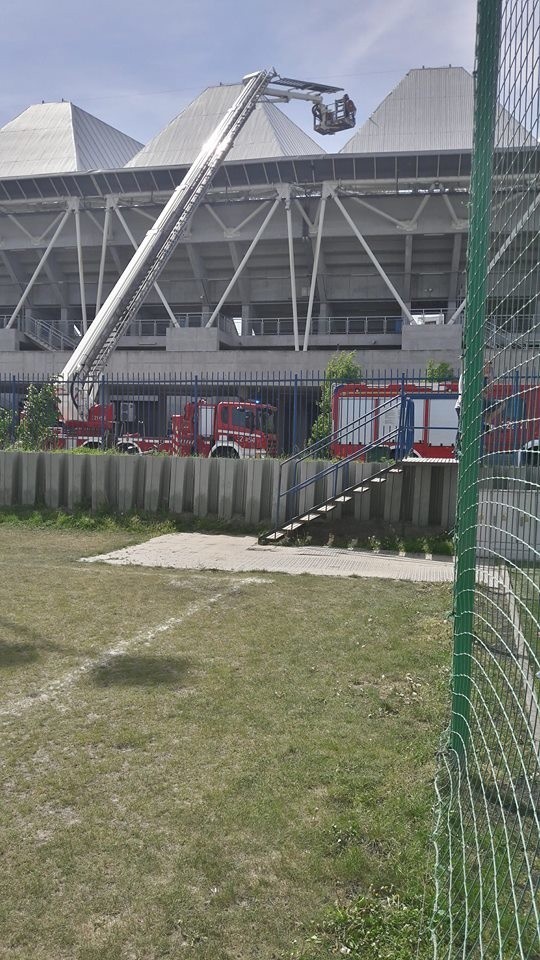 Oderwany kawałek blachy w zadaszeniu nad trybuną na Stadionie Stali Rzeszów