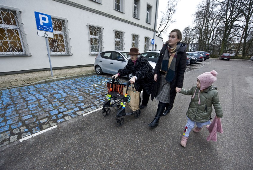 W środę pani Krystyna Wachol, z córką Dominiką, stawiły się...