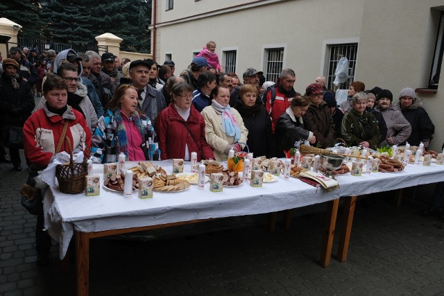 W sobotę w Caritas Archidiecezji Przemyskiej w Przemyślu, odbyło się śniadanie wielkanocne dla potrzebujących i ubogich. Każdy zjadł żurek i odebrał paczkę żywnościową.