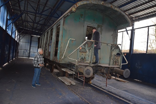 Ryszard Lis (z lewej) i Krzysztof Jasiński przy przedwojennym wagonie, który czeka na renowację w tarnowskiej wagonowni