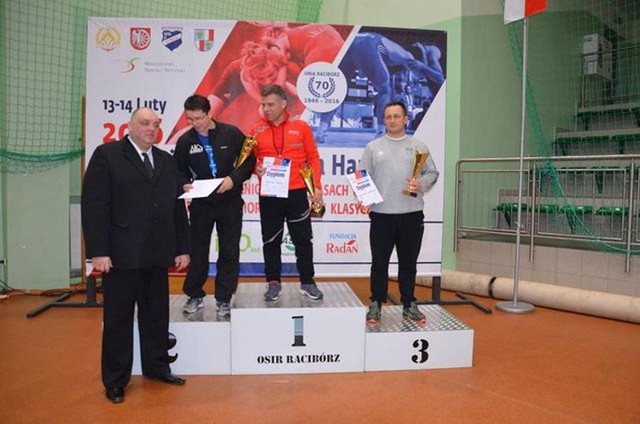 Trener Zdzisław Kolanek (w środku) odbiera nagrodę dla Olimpijczyka Radom za zwycięstwo w klasyfikacji klubowej.