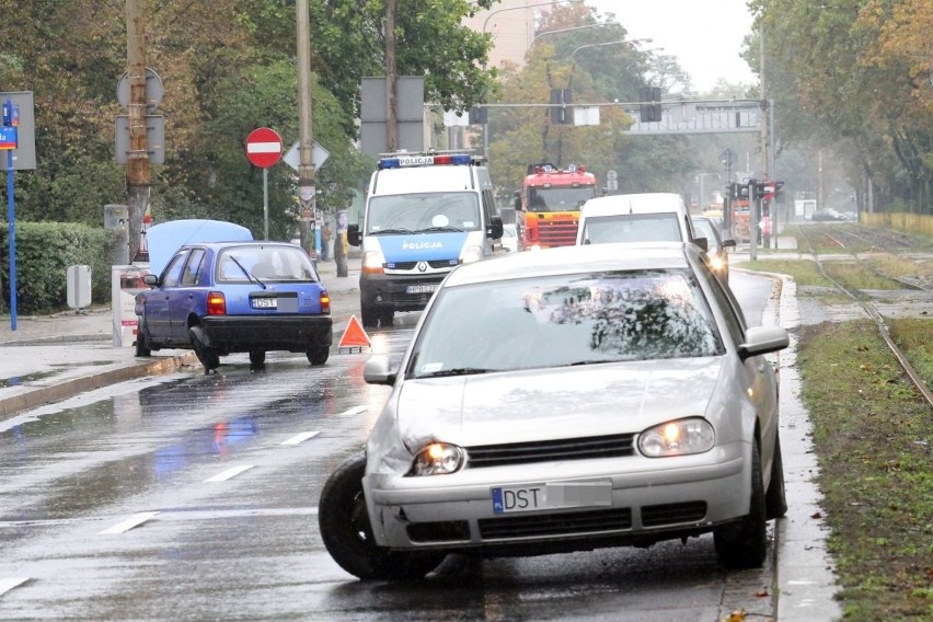 Wypadek na Hallera. Zderzyły się nissan i vw