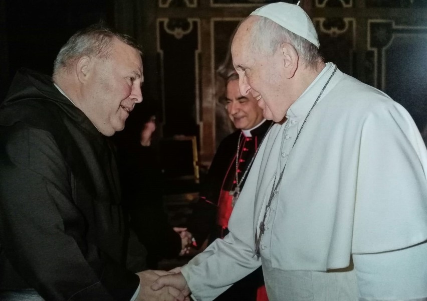 Ojciec Szczepan Praśkiewicz spotkał się z papieżem i złożył mu urodzinowe życzenia. Nasz duchowny od 20 lat jest w komitywie ze świętymi