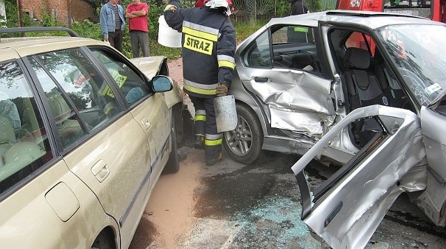 Po wypadku w Suchedniowie do szpitala trafiły dwie osoby.