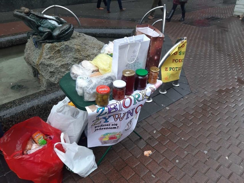 W centrum Katowic trwa poświąteczna zbiórka żywności.