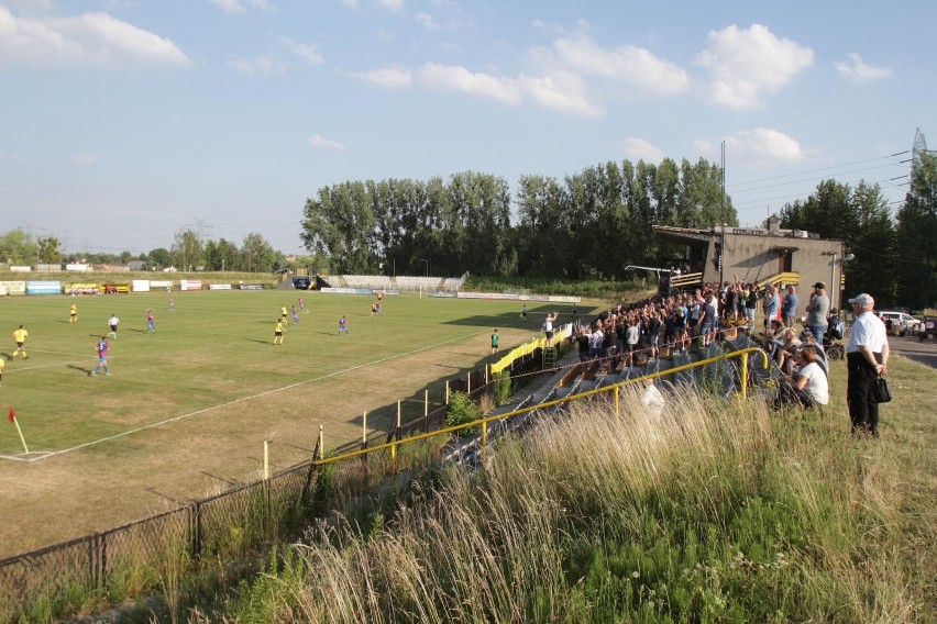 Już nigdy nie będzie drugiego takiego miejsca. Był stadion, jest Biedronka. Znak czasów? Stadion Ruchu Radzionków w Bytomiu to już historia