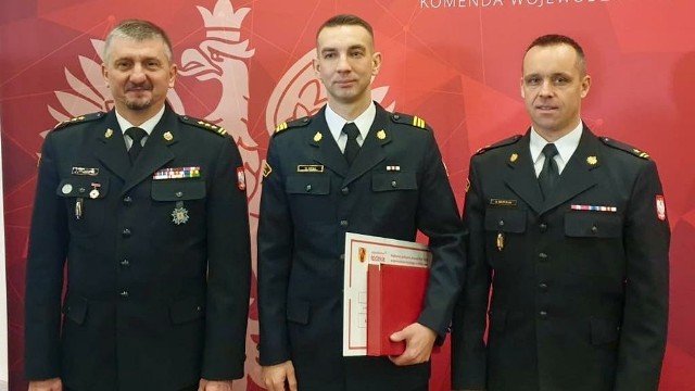 Marcin Ozga (w środku) z Komendy Powiatowej Państwowej Straży Pożarnej w Radomsku zajął trzecie miejsce w kategorii „Najlepszy strażak PSP JRG” w konkursie Najlepszy Strażak Województwa Łódzkiego w 2023 roku