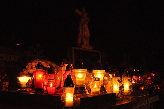 Święto Zmarłych to nie tylko odwiedzanie grobów bliskich. Dla policjantów to okres wzmożonej pracy. W tym roku podczas akcji Znicz odnotowano jedynie trzy kolizje drogowe