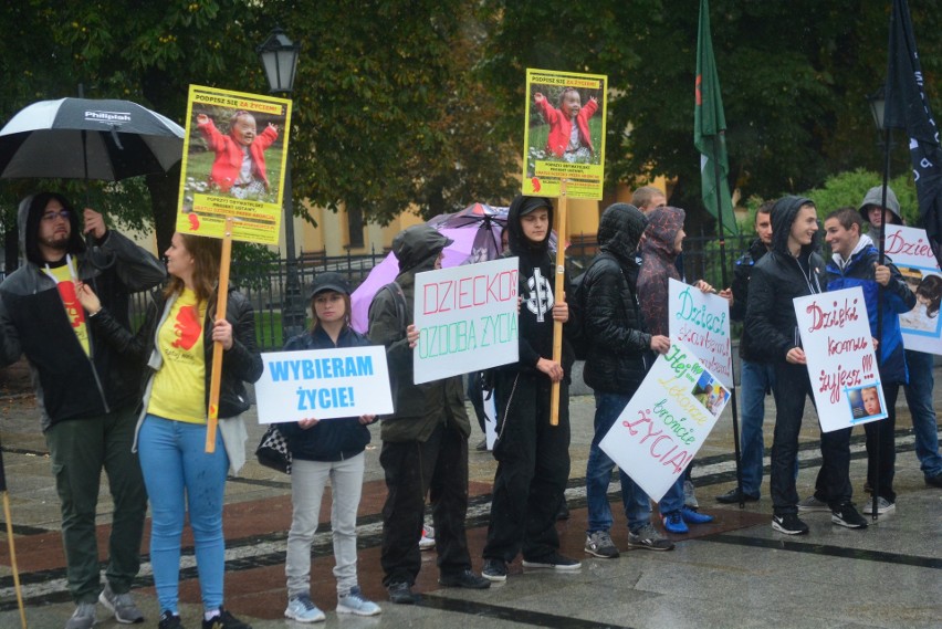 Protesty zwolenników i przeciwników zaostrzenia ustawy aborcyjnej w Radomiu