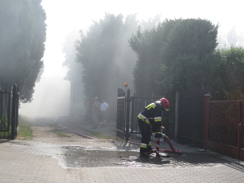 Brodnica. Pożar budynku gospodarczego - niedaleko centrum miasta. Z ogniem walczyło 20 strażaków