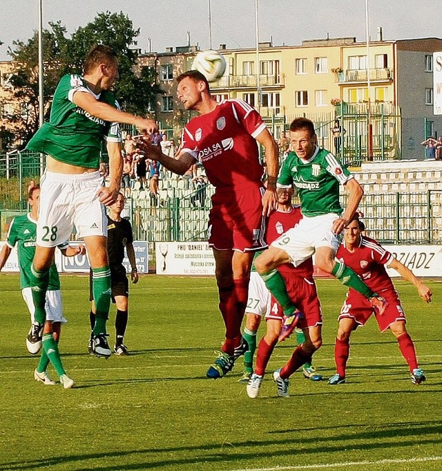Na inaugurację rundy jesiennej Olimpia (zielono - białe) stroje pokonała Miedź 4:2, a dwa gole strzelił Maciej Rogalski (nr 19).