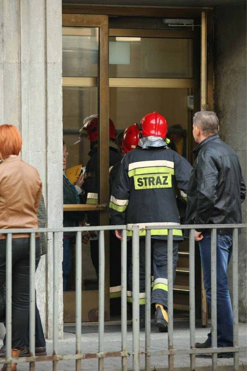 25.04.2014 - ewakuacja Sądu Okręgowego przy ul. Sądowej we...