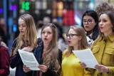 Zaskakująca akcja w Zielonych Arkadach w Bydgoszczy. Studenci zaśpiewali hymn Ukrainy [zdjęcia]