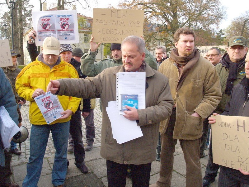 Protest przeciwko zabudowie rzek 