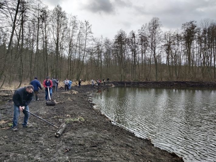 Osięcińscy wędkarze dbają o środowisko - sprzątali teren w Samszycach