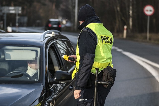 Masowe kontrole policyjne kierowców z wykorzystaniem urządzeń alcoblow zostały wstrzymane do odwołania.