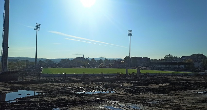 Nowy Sącz. Czy Sandecja zagra najbliższy mecz na swoim stadionie? Ile ostatecznie miejsc będzie liczył ten obiekt?