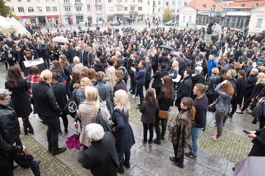 czarny protest zgromadził 3 października na Rynku Kościuszki...